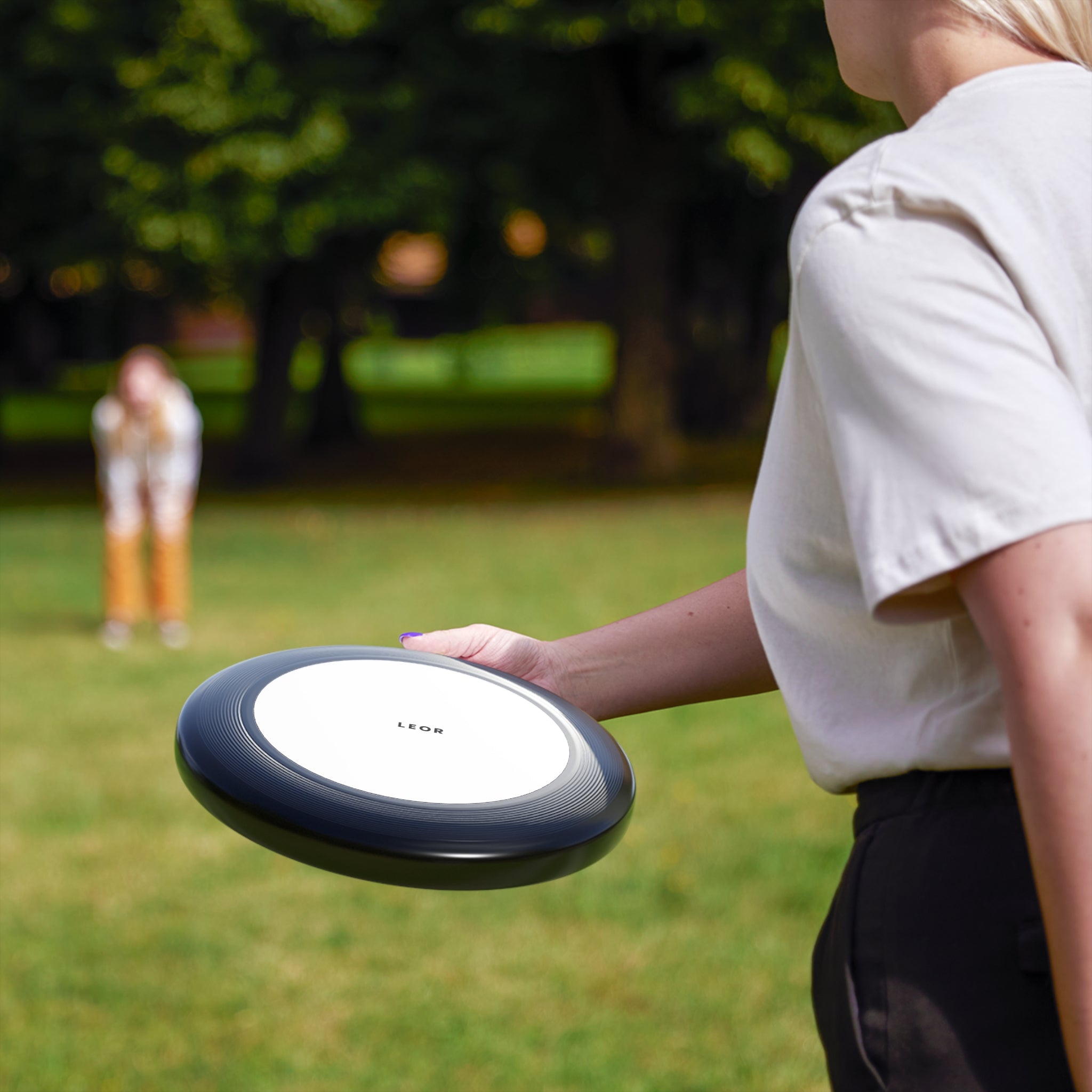 Frisbee — Minimal 'LEOR' Flight Disc for Park Games & Outdoor Play